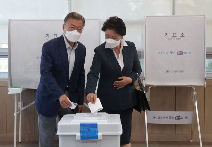 사저 앞 시위 어떠냐는 질문에 文 전 대통령이 내놓은 대답