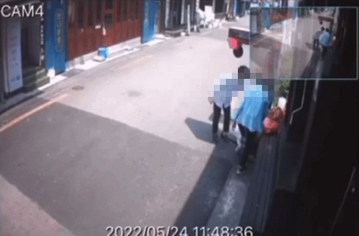 식당 앞에 쓰레기 투기한 통신사 대리점 직원, 항의하자 음식주문하고 ‘별점테러’ (영상)