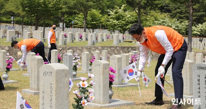 한화 방산계열사 임직원 현충원 합동 참배