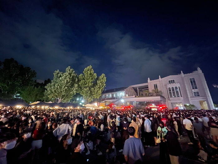 “죽을 것 같다”는 신고에 달려왔는데 관중들이 안 비켜주자 ‘대학 축제’ 무대 올라가 호소한 소방관 (영상)