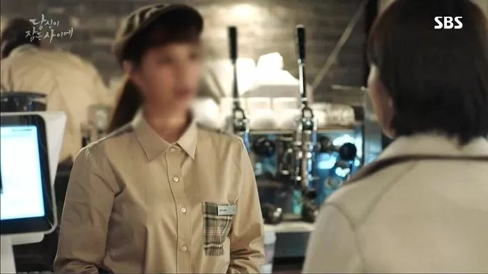 카페서 커피 마시는 군인들에게 사장님이 준 ‘디저트’ 안 먹고 양보한 알바생