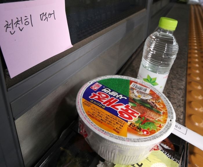6년 전 오늘, ‘구의역 스크린도어’ 수리하다 열차에 치여 숨진 19살 김 군이 떠난 자리에 놓인 ‘컵라면’