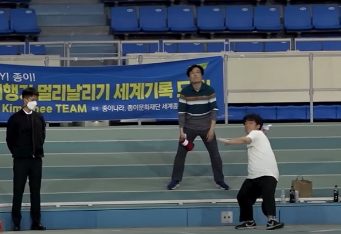 직접 접은 종이 비행기 77m 날려 세계 신기록 세운 한국 ‘신김치’ 비행팀 (도전 영상)