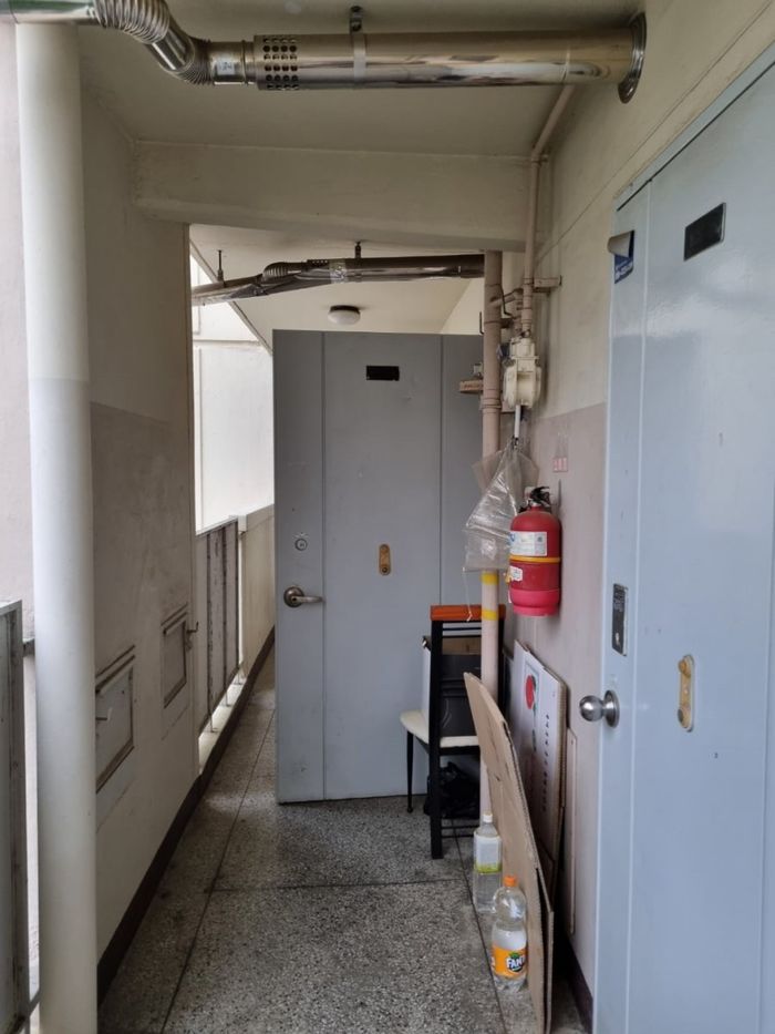 복도식 아파트서 대문 ‘직각’으로 열어 ‘길막’하는 20대 여성 이웃