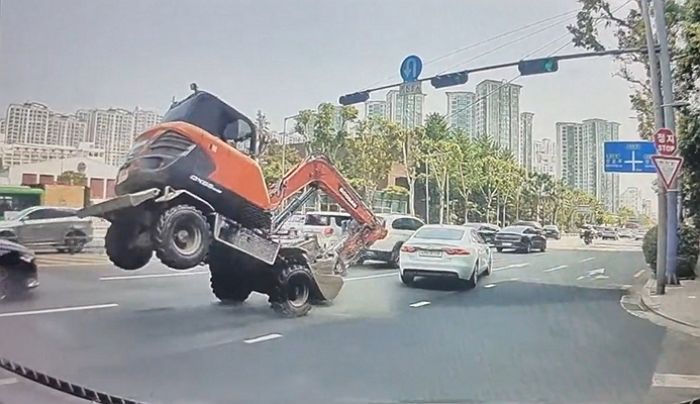 갑자기 끼어든 차가 멈춰 서서 ‘급정거’했다가 뒷바퀴 공중에 붕 뜬 굴착기 (영상)