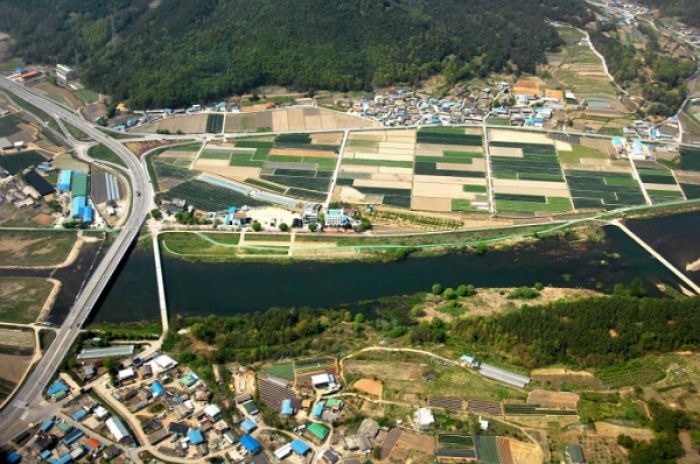선거 앞두고 730명 전입신고한 경북 군위군 마을 이장, 주민들 몰래 ‘대리 투표’하다 적발