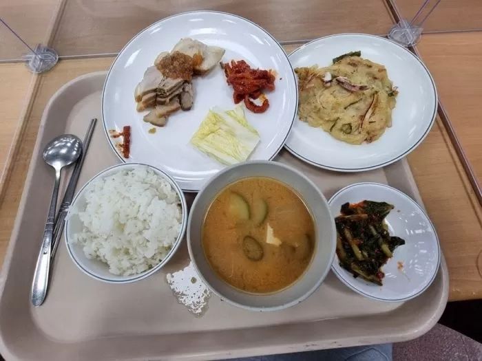 학식 가격 너무 비싸서 ‘편의점 도시락’으로 점심 때우는 요즘 대학생들