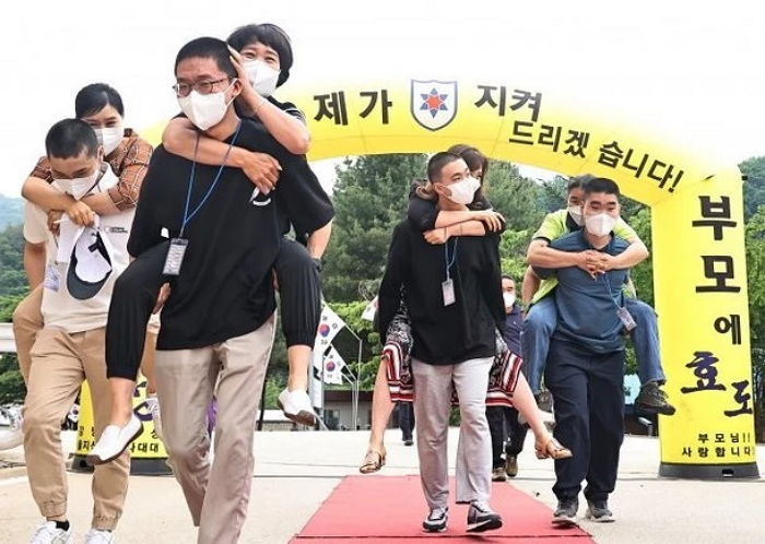 “이제는 제가 지켜드리겠습니다”...훈련소 입영식서 부모님 업고 ‘어부바길’ 걷는 훈련병들
