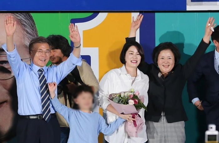 잊혀지고 싶다는 文...딸은 “아빠 너무 사랑해, 개딸 뭔지 몰라” 트위터 소통 강화