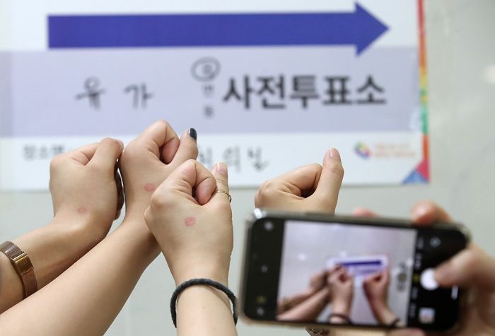 오늘(1일) ‘투표 인증샷’ 찍고 나서 벌금 내기 싫다면 꼭 기억해야 하는 ‘주의사항’