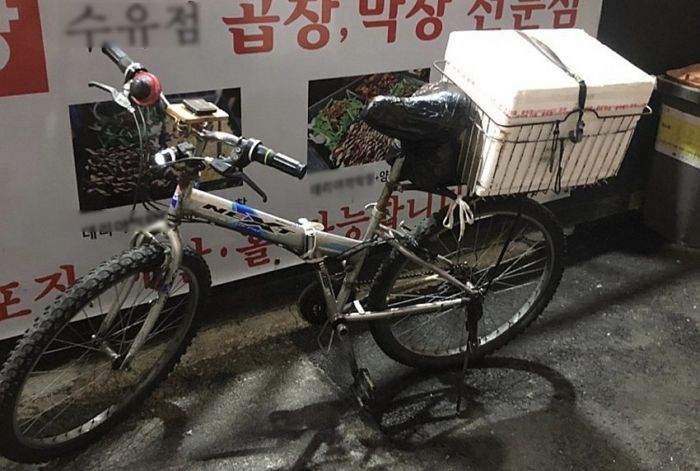 자전거에 재활용 스티로폼 박스 매달아 ‘음식 배달’하는 할아버지 라이더