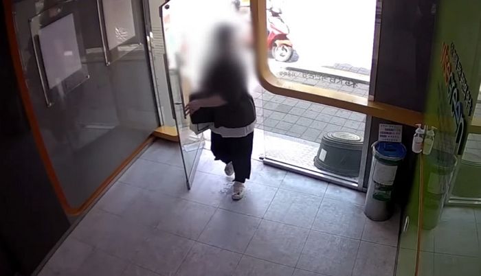 돈다발 들고 은행 방문한 여성에게 ‘이것’ 보여줘 보이스피싱 막은 부산 경찰 (영상)