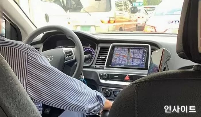 “LG 광고 붙은 차 끌고 삼성 디지털프라자 갔다가 주차도 못 하고 쫓겨났습니다”