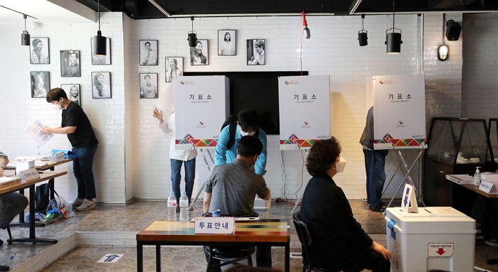 빨간색 SSG 랜더스 모자 쓰고 투표소 갔다가 한 남성에게 “국힘 지지자냐” 욕 먹은 청년