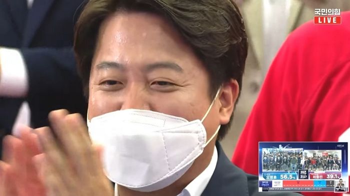 지상파 출구조사서 국민의힘 압승하자 눈가 촉촉해진 이준석 대표 (영상)