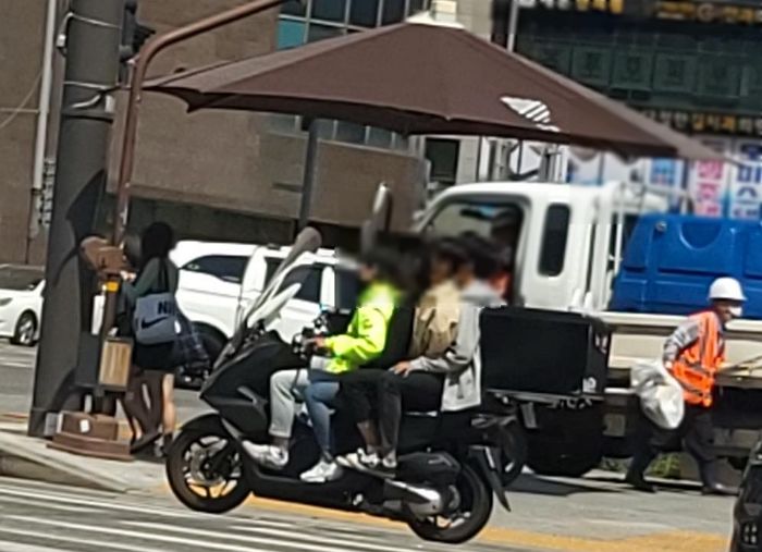 서울 천호역서 오토바이 한대에 헬멧도 없이 4명 올라타 ‘질주’한 빌런들