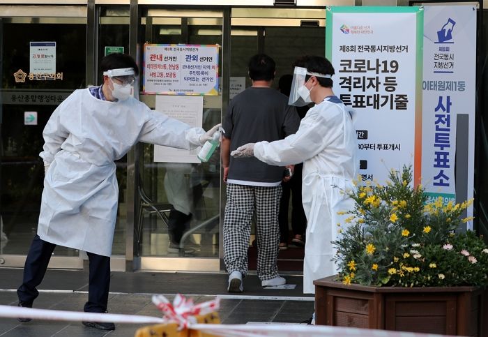 어제(1일) 국내 코로나19 확진자 9천 898명...사흘만에 1만 명 아래