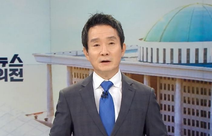 어제자 방송3사 선거 방송에서 나홀로 ‘파란색 의상’ 입은 MBC 男앵커·女기자