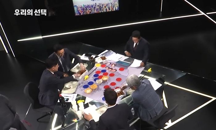 경기지사 접전에 치킨 뜯으면서 개표 방송 진행한 JTBC 패널들 (영상)