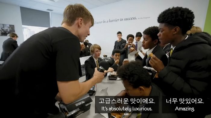 조회수 1억 돌파하자 전교생에 ‘한국 BBQ 치킨’ 플렉스한 ‘영국남자’ (영상)