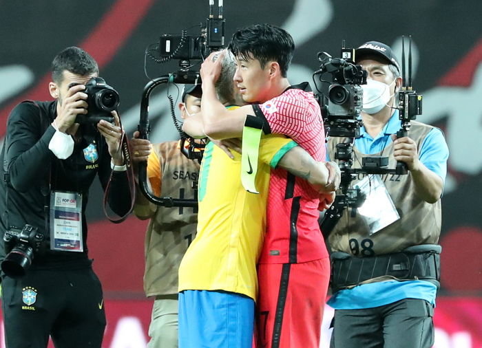 1대5 패배 후 실망감 젖은 한국 축구팬들 향해 ‘박수’ 쳐주며 위로한 네이마르 (영상)