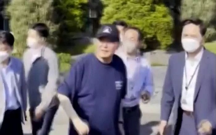 윤 대통령이 착용한 ‘천안함’ 모자+티셔츠, ‘품절대란’ 일어났다