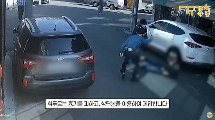 지나가는 여성 얼굴에 흉기 휘두른 취객 삼단봉으로 두들겨 패 제압한 경찰 (영상)