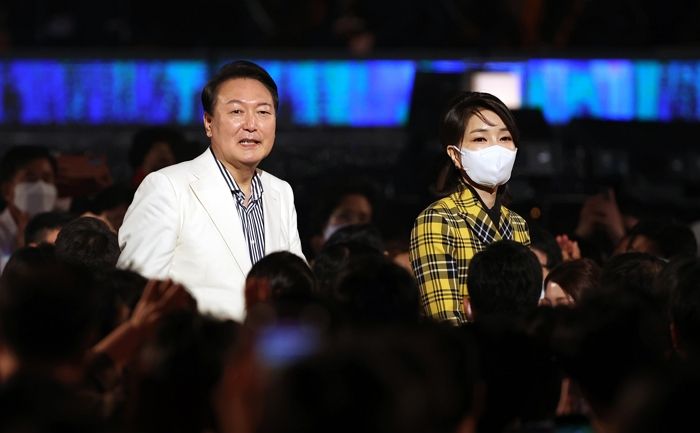 김건희 여사, 국내 디올 매장에 들어온 재킷 구매해 착용