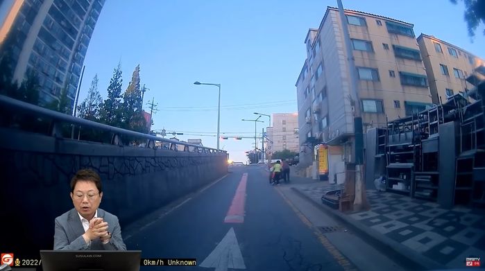 도로에 차 세우고 폐지 할머니 돕는 남성을 본 뒤차 운전자들 반응 (영상)