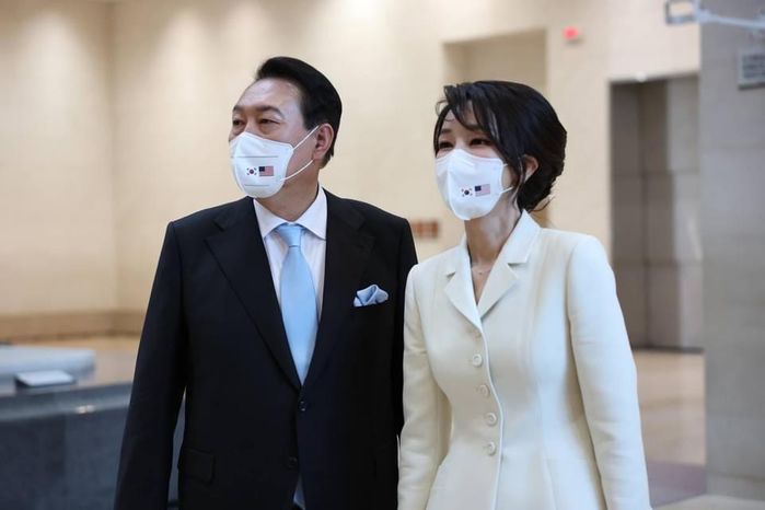 김건희 팬클럽 회장 “조용히 내조에만 전념? 대통령 부인도 국민 선택 받은 것”