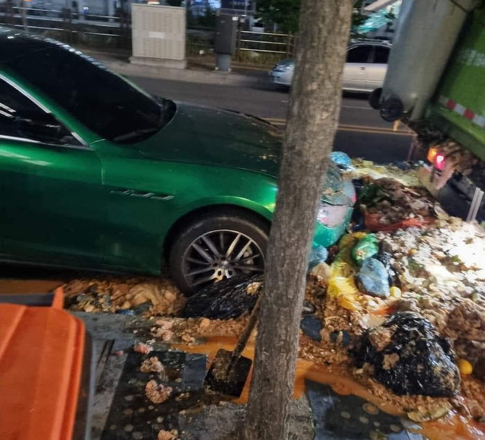 음식물쓰레기차 뒤에 서 있다가 오물 한가득 뒤집어 써버린 마세라티