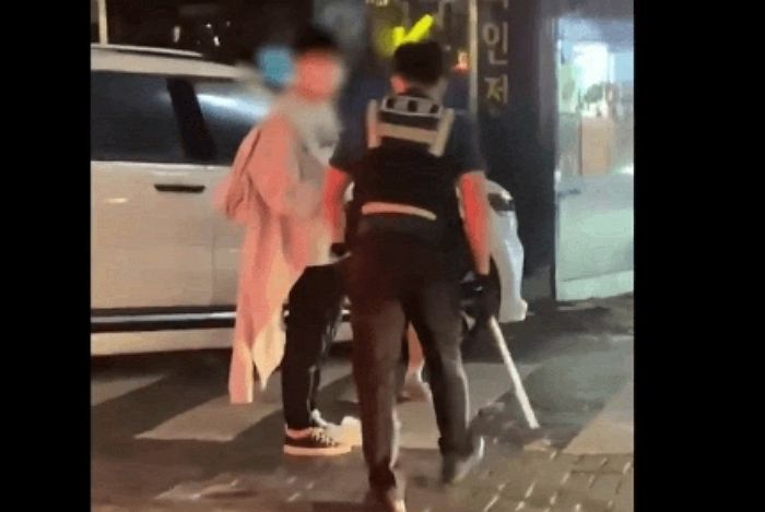 길거리 흉기 난동 벌어지기 직전 삼단봉으로 ‘식칼’ 빼앗는 부산 경찰 (영상)