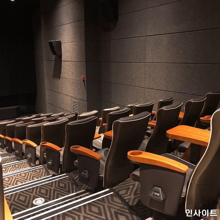 주말 피크시간에 옆자리 비워두려 영화관 세 자리 예매하는 사람 “민폐VS자유”