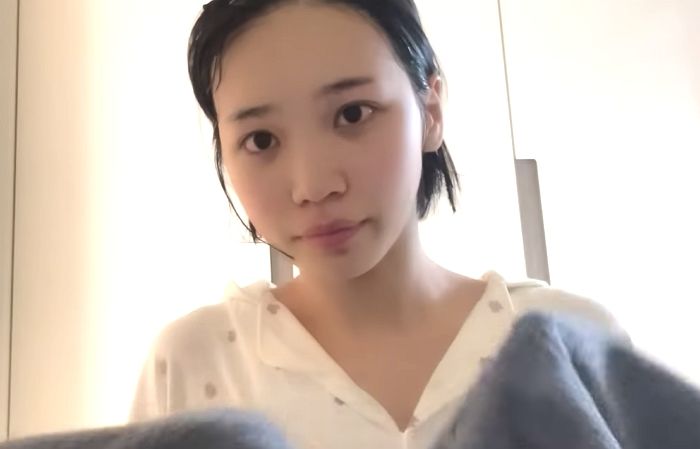 화장 안하고 ‘생얼’로 방송해도 될 것 같은 ‘르세라핌’ 김채원 메이크업 전후 모습 (영상)