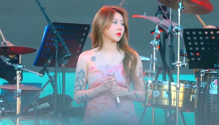 백예린, 튜브탑 드레스 입고 가녀린 팔에 새긴 화려한 ‘용·꽃 문신’ 공개 (영상)