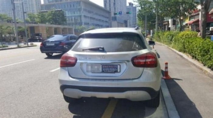 길가에 불법 주차 중인 벤츠 번호판을 가리고 있던 안내문의 내용