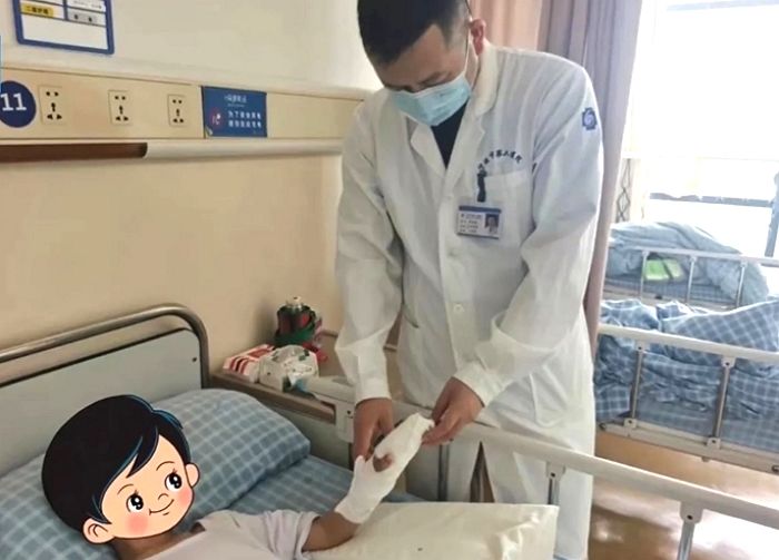 손톱 물어뜯는 습관 못 고쳐 손가락 ‘절단’한 9살 소년