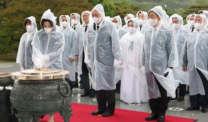 윤 대통령 내외, 보훈병원 참전유공자 위문...“유공자들 가족같이 챙겨달라” 특별 당부