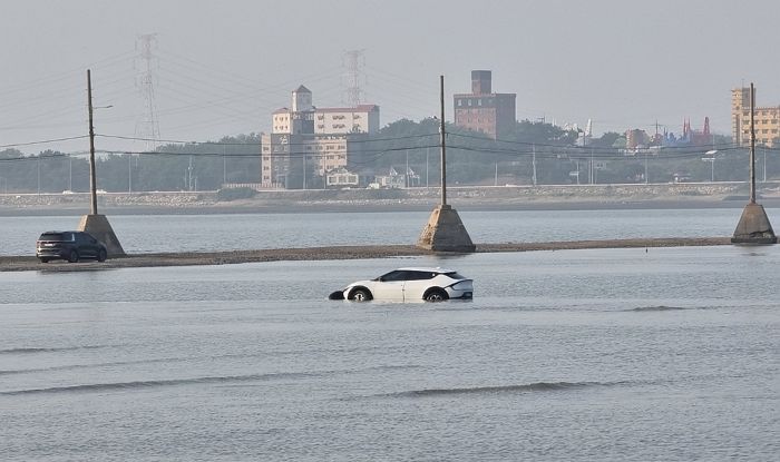 갯벌인지 모르고 들어갔다가 렌트카 ‘기아 ev6’ 침수돼 멘붕 온 20대 커플