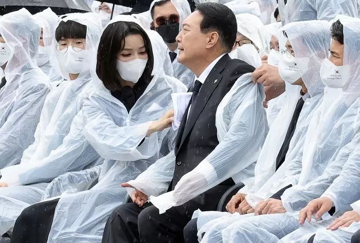 尹대통령 바지 젖을까 재빨리 빗물 닦아주며 ‘영부인의 품격’ 보여준 김건희 여사 (영상)