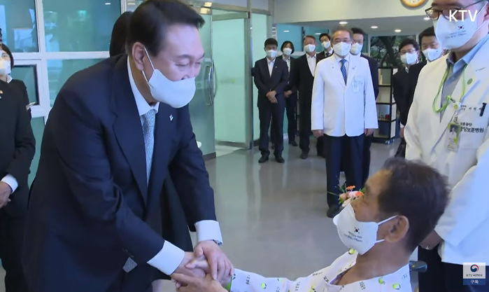 윤석열 대통령이 보훈병원 찾아와 두 손 잡고 한 말에 감동받아 눈물 터진 6.25 참전용사 (영상)