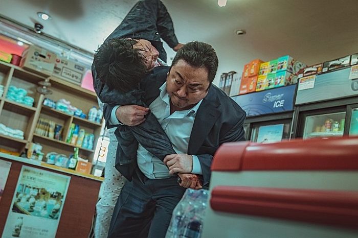 영화관에 초등 저학년 아이들 데리고 ‘범죄도시2’ 보러와서 유튜브 틀어준 민폐 부모