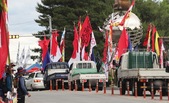 경찰, 하이트진로 이천공장 앞 화물연대 파업 노조원 15명 체포