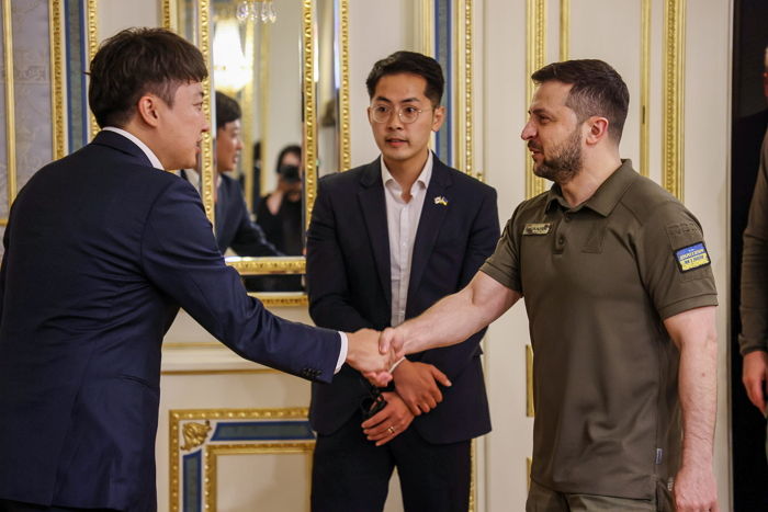 이준석이 젤렌스키 만난 뒤 헤어질 때 손 잡으며 전한 “슬라바 우크라이니”의 진짜 뜻