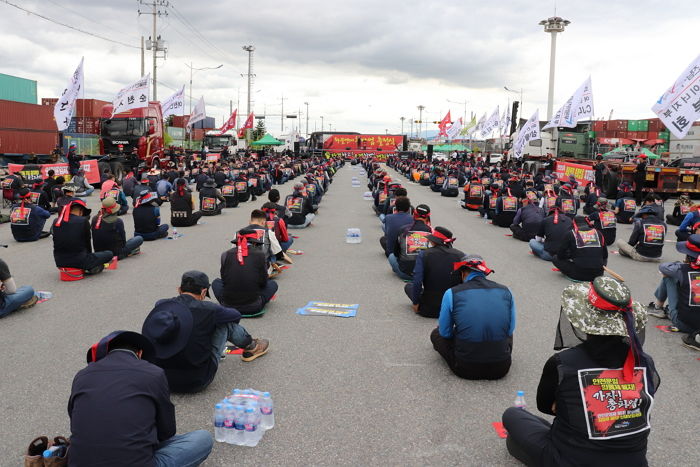 “민노총 화물연대가 ‘화물차’ 공장 진입 막아 도로 정체돼”...불편 호소하는 시민들