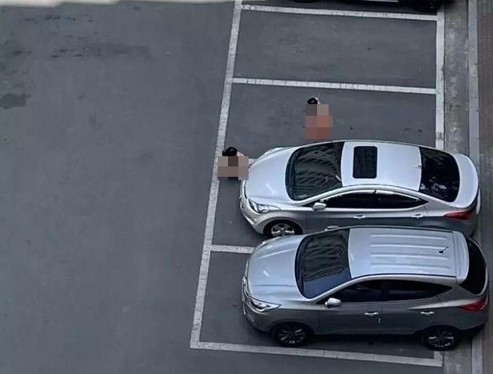 대낮에 아파트 단지 앞 주차장에서 ‘나체’로 활보한 성인남녀 커플