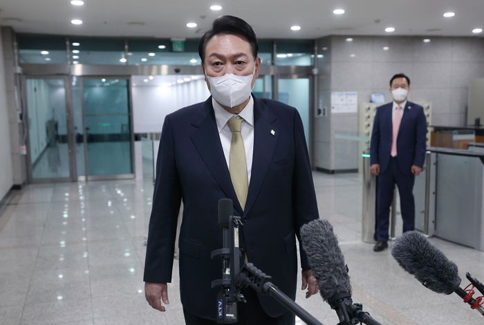 尹 대통령, MB사면론에 “이십몇년 수감생활 안 맞지 않나”