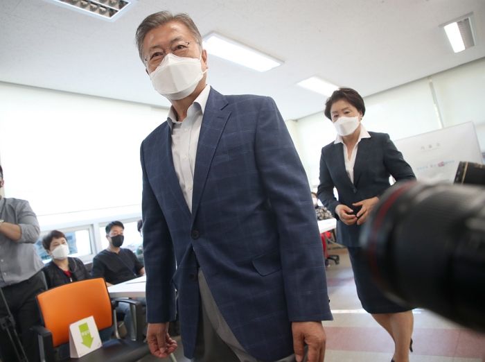 민주당 의원들, ‘혐오 발언 금지법’도 발의...줄지어 쏟아지는 ‘문재인 지키기’ 법안