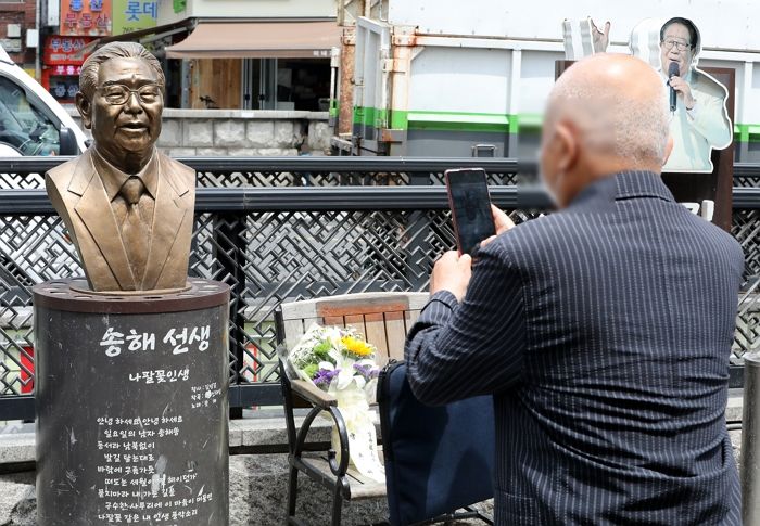 송해 선생님 단골집 모여 있는 ‘종로 송해길’, 시민들 추모로 물들었다