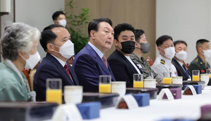 ‘호국영웅’ 20명 초청해 식사 대접한 윤 대통령 “제가 여러분 지킬 것”